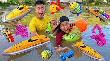 Em tu bi xe cẩu múc cát kéo cano đi giải cứu con chó bị rơi xuống ao, phao bơi máy xúc cứu hộ ô tô