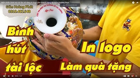Một chiếc bình hút tài lộc vẽ vàng in logo cho khách hàng từ Gốm Hoàng Phát