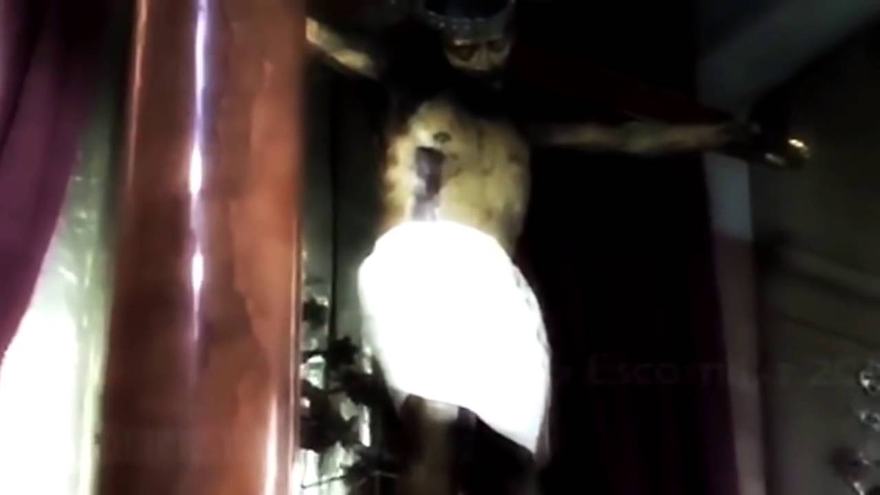 Статуя иисуса с открытыми глазами. Камера засняла иисуса христа. Статуя иисуса христа открыла глаза. Статуя иисуса христа открыла глаза. Христос открыл глаза.