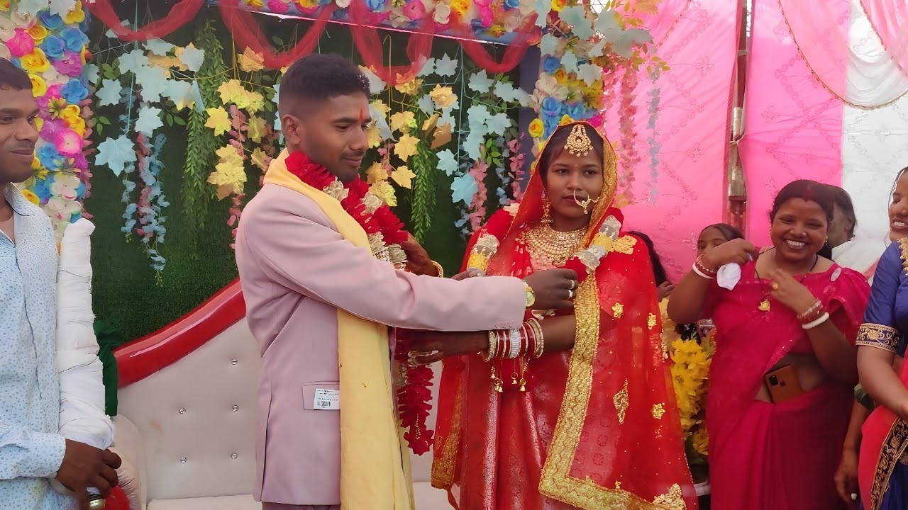  Jaymala Video Jharkhandi Adiwasi style mein Shaadi mein..... 😂