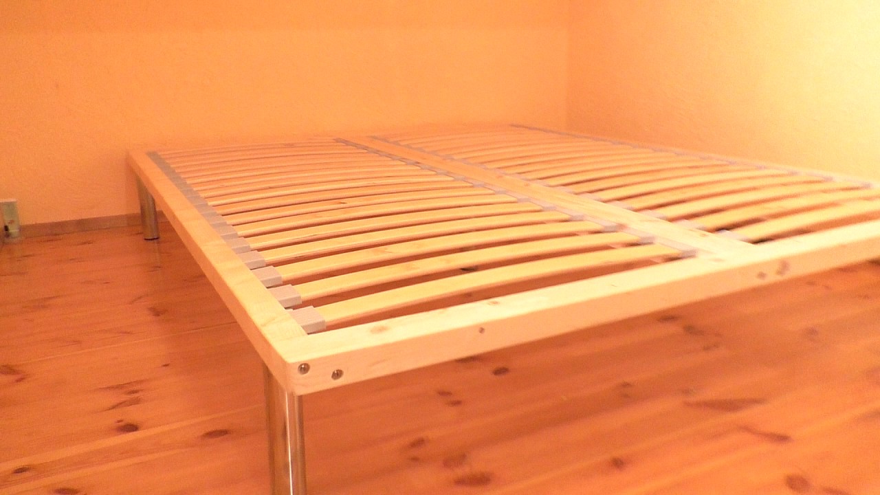 Tvirto medinio rėmo grotelės įleistomis lenktomis lakuotos faneros lamelėmis