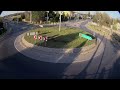 El momento en el que un coche sale volando tras chocar con una rotonda en Polonia