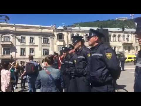 ჰომოფობიასთან ბრძოლის დღესთან დაკავშირებით, მთავრობის ადმინისტრაციასთან აქცია მიმდინარეობს