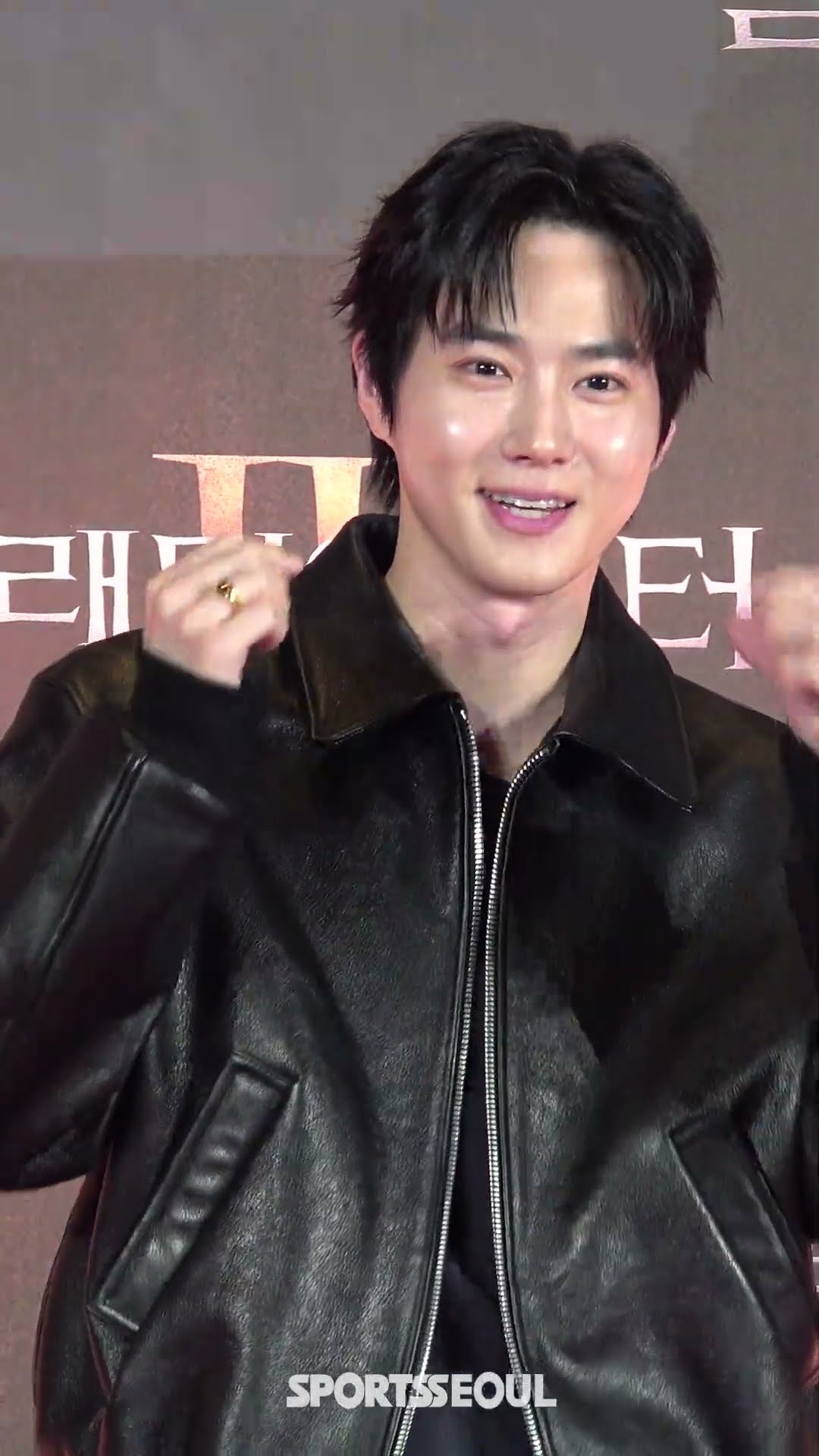 엑소 수호, 꽃미모 돋보이는 올블랙 패션