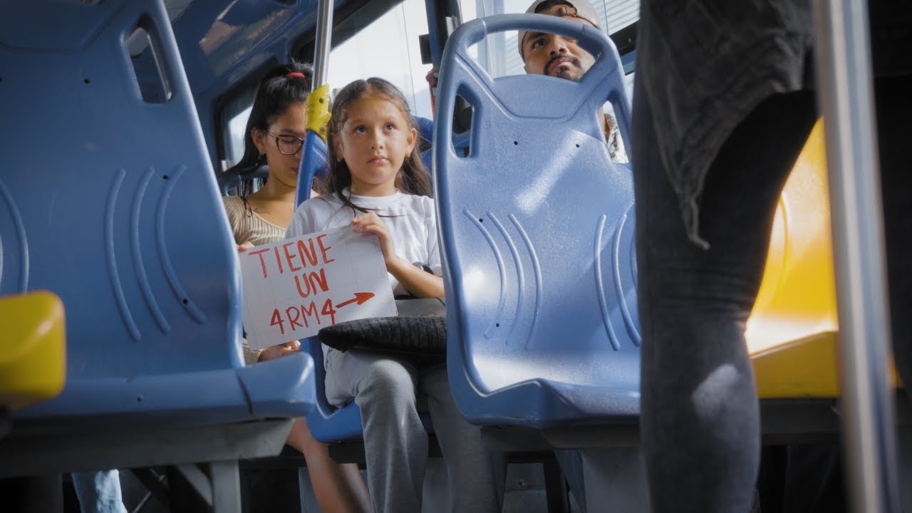 Ladrona de buses se sorprende cuando una niña le pide ayuda
