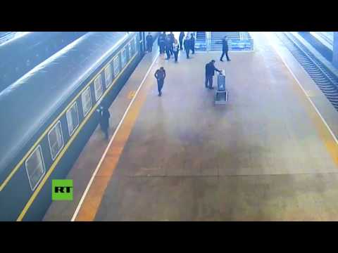 Vídeo: Menina Cai Em Trilhos De Trem Na China