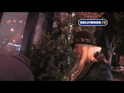 EXCLUSIVE: Christina Aguilera Smiles At Mozza.