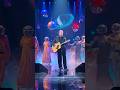 Luci, palle da disco e Paolo che accompagnato dalla sua chitarra ci canta i Simply Red!🕺🪩