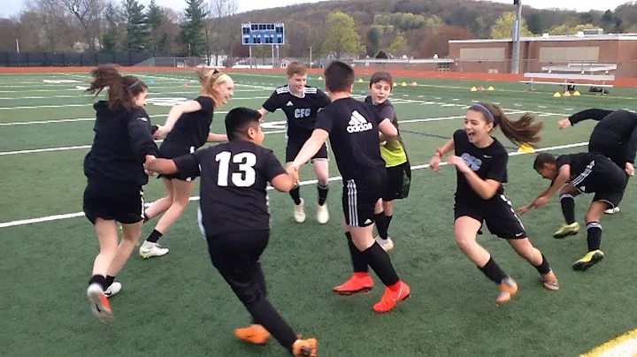 SoccerCoachTV.com - Circle Game - Team Building.