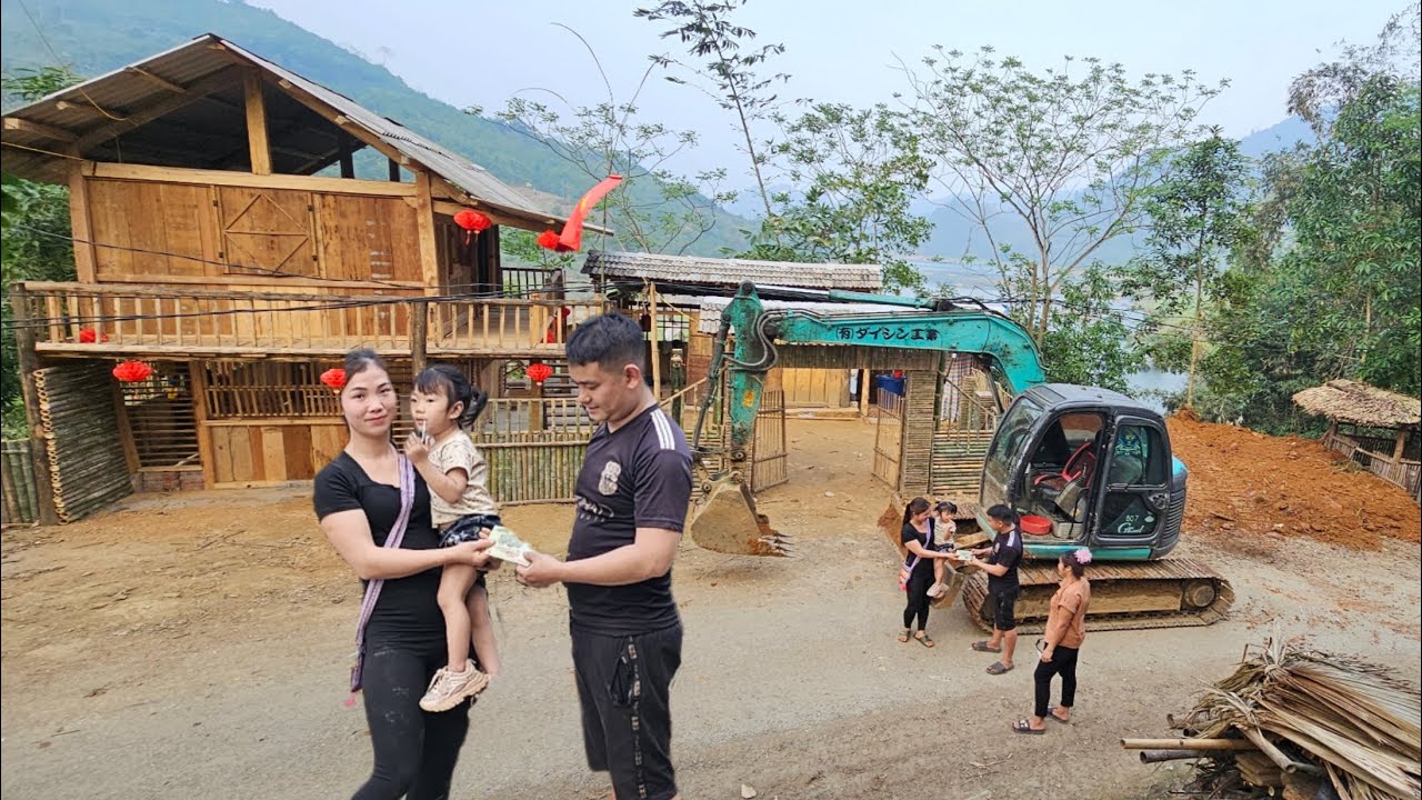 Land fillers and flatte the ground for single mothers to build pigstroves