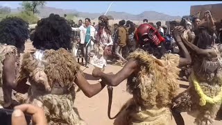 ‏ادخال الرأس في وعاء مليء بالماء ‏ألعاب وسباق وفكاهة في عادات ايام عيد الاضحى مريس الضالع 