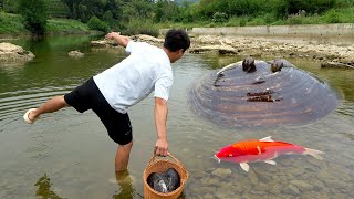 The big clam at the bottom of the river is covered in charming pearls, which is a huge wealth