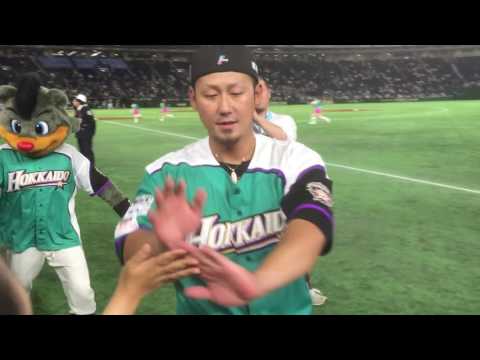 東京ドームで中田翔とハイタッチ 2016.05.11