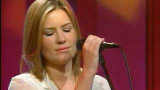 Dido - Don't Leave Home (Live at Regis and Kelly 2004)