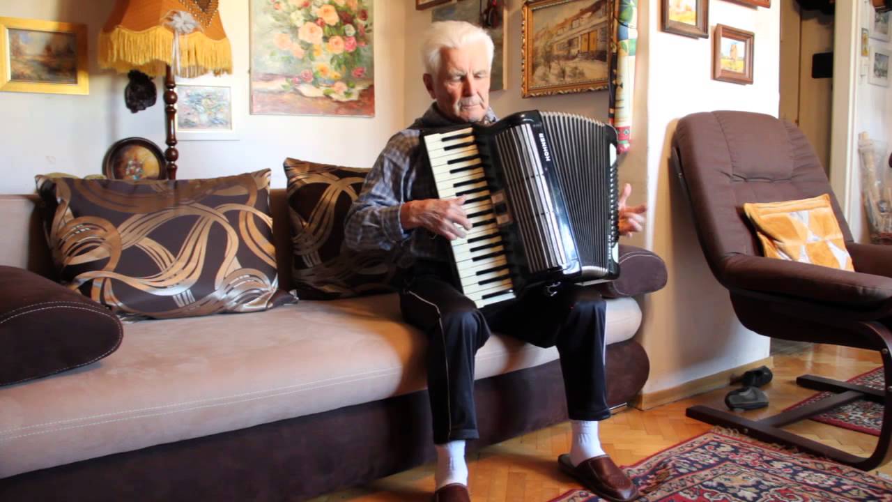 Jan Bułczyński gra na akordeonie 
