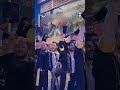 عدد من خريجي كلية الطب البشري في جامعة حلب يرددون شعارات داعمة لغزة خلال حفل تخرجهم.