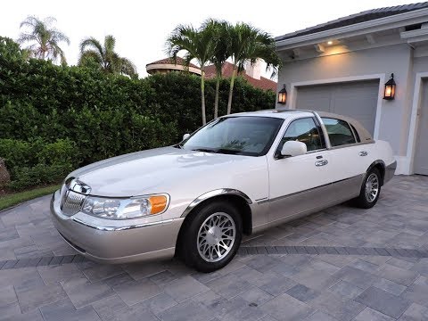 2001 Lincoln Town Car Signature for sale by Auto Europa Naples