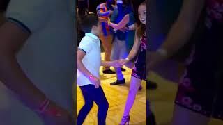 Este Niño Baila Salsa Mejor Que Tu