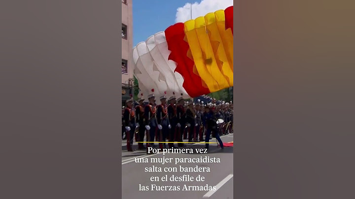 Por primera vez una mujer paracaidista salta en el desfile de las Fuerzas Armadas | EL PAÍS