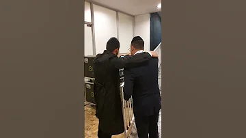 משעשע חסיד גור מבקש להצטלם עם יעקב שוואקי כשבידו סמסונג אברכים טלפון כשר של אברכים 