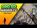 Oro ed argento invernale con il metal detector in spiaggia