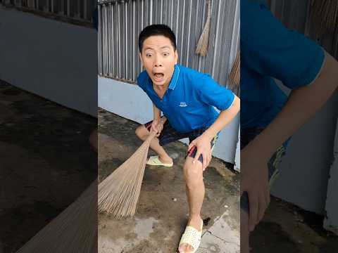 #clowntieumuoi So Funny 😂🤣 He was sweeping the yard when he discovered a very funny situation #funny
