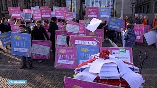 TV-maker Tim Hofman heeft vandaag met 250.000 handtekeningen aangeb...