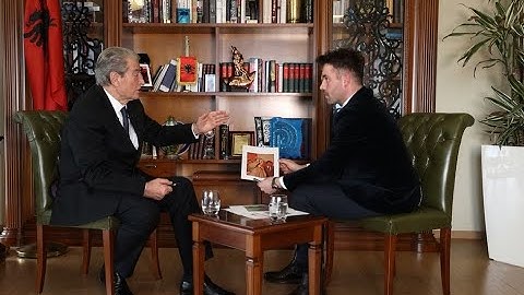Sali Berisha komenton foton me Enver Hoxhën