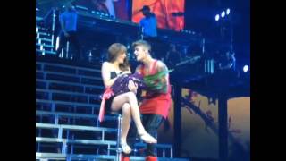 alfredoflores: Her wish was to be the lonely girl and Justin granted her wish.