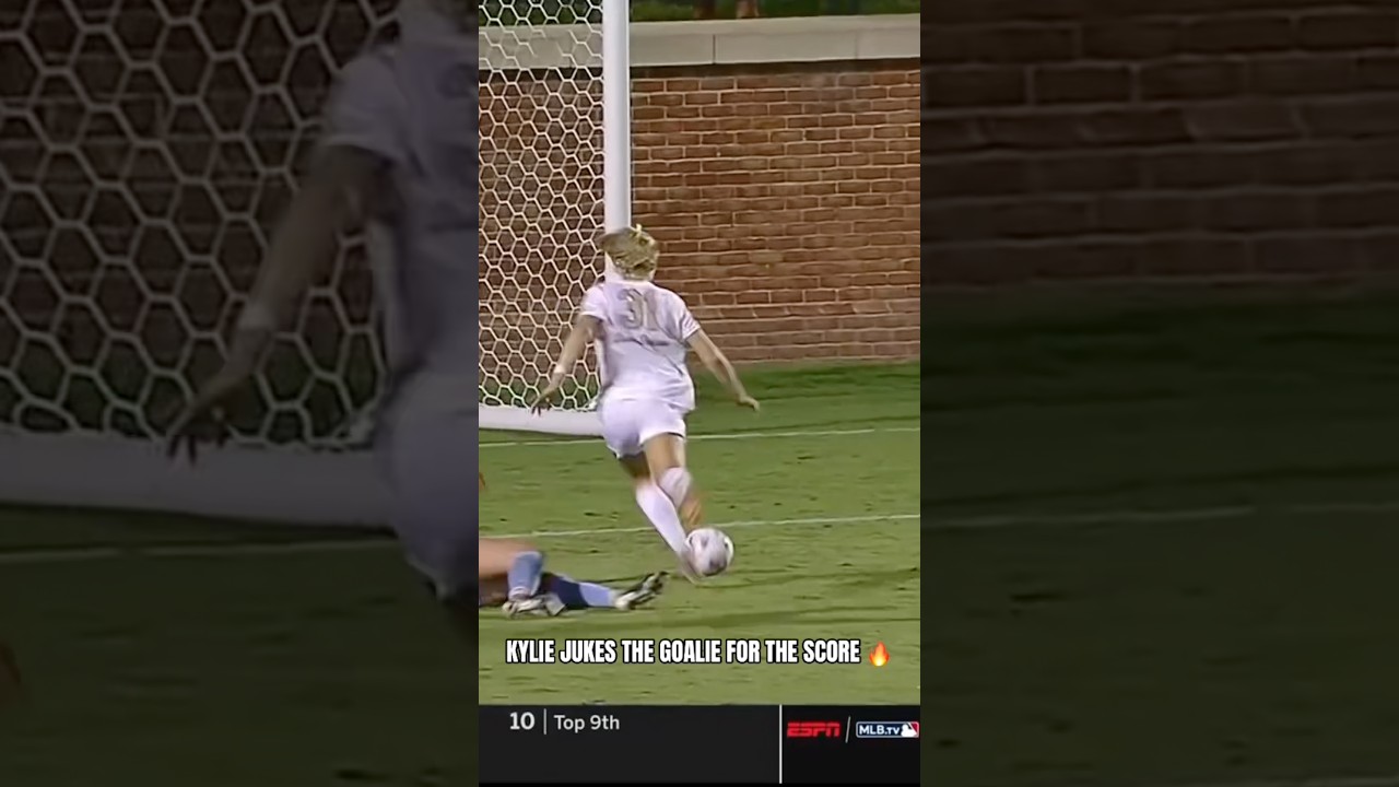 That stutter step was too smooth 😮‍💨 #wakeforest #ncaasoccer #collegesoccer #socccer #womensoccer