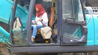 Devita Trying Kobelco SK200-10 Excavator Loading Dump Truck