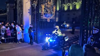Download Lagu Late-Night Royal Exit at Buckingham Palace Leaves Hundreds Stunned MP3 Download Lagu Late-Night Royal Exit at Buckingham Palace Leaves Hundreds Stunned MP3