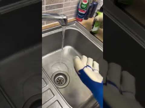 كيفيه غسل قفازات حراس المرمى     