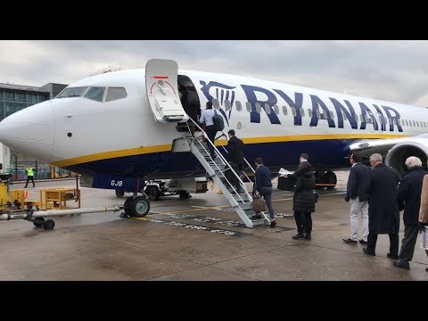 Video: Berapa banyak baris kursi di penerbangan Ryanair?