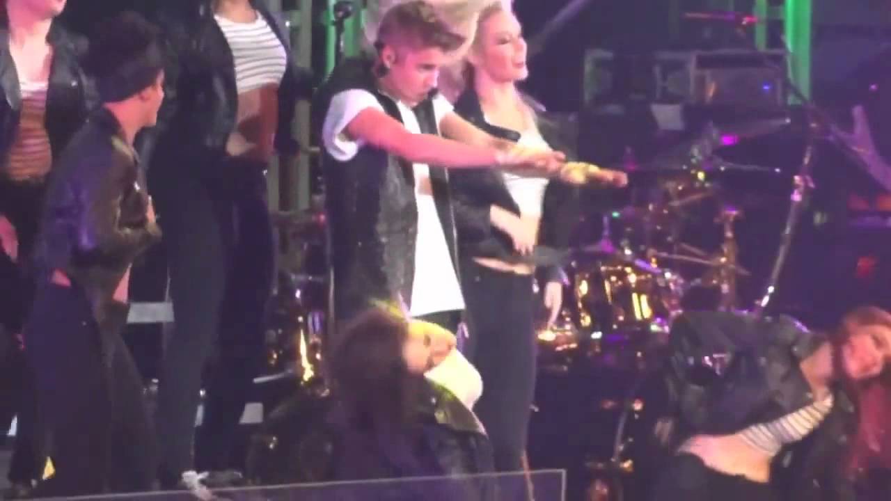 Justin Bieber THROWING UP on Stage! (Vomits While Singing) YouTube