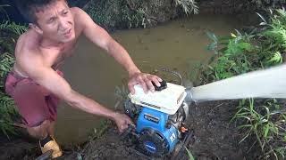FULL VIDEO Wild Fishing : Use The Pump Catches Fish In A Puddle By The River, Catch Many Fish