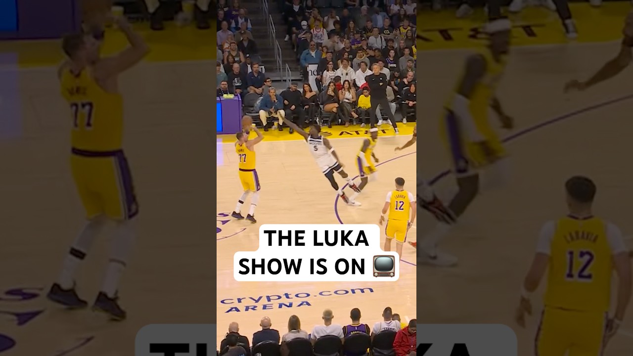 Лука Дончич забивает тройку из-под логотипа