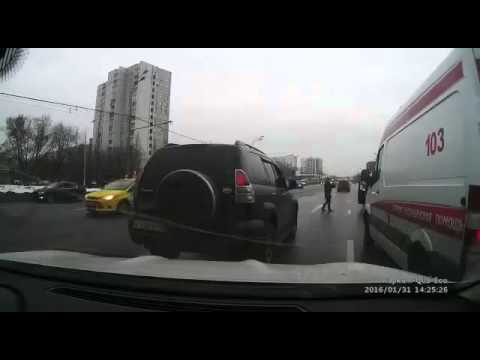 В Москве водители наказали  таксиста, подрезавшего скорую помощь