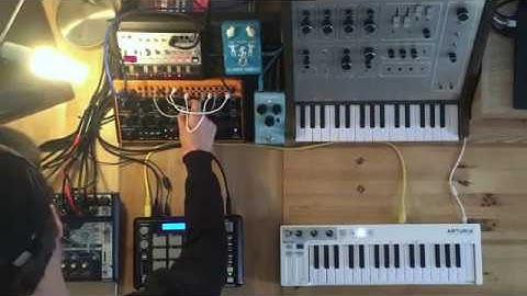 Selfless - Hardware Jam with DIY Synth (MPC500, Volca Bass, Behringer Crave)