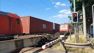 Bahnübergang in Ludwigsau Friedlos Züge am Freitag 7.7.2023 ICET Doppeltraktion, viel Güterverkehr