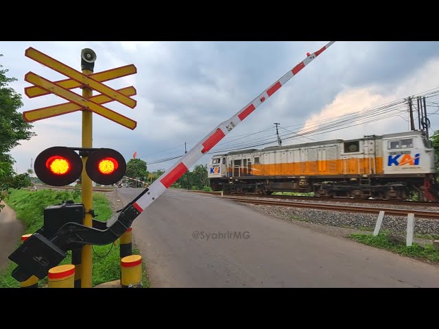 Railroad Crossing | Random Perlintasan Kereta Api Sore Hari class=