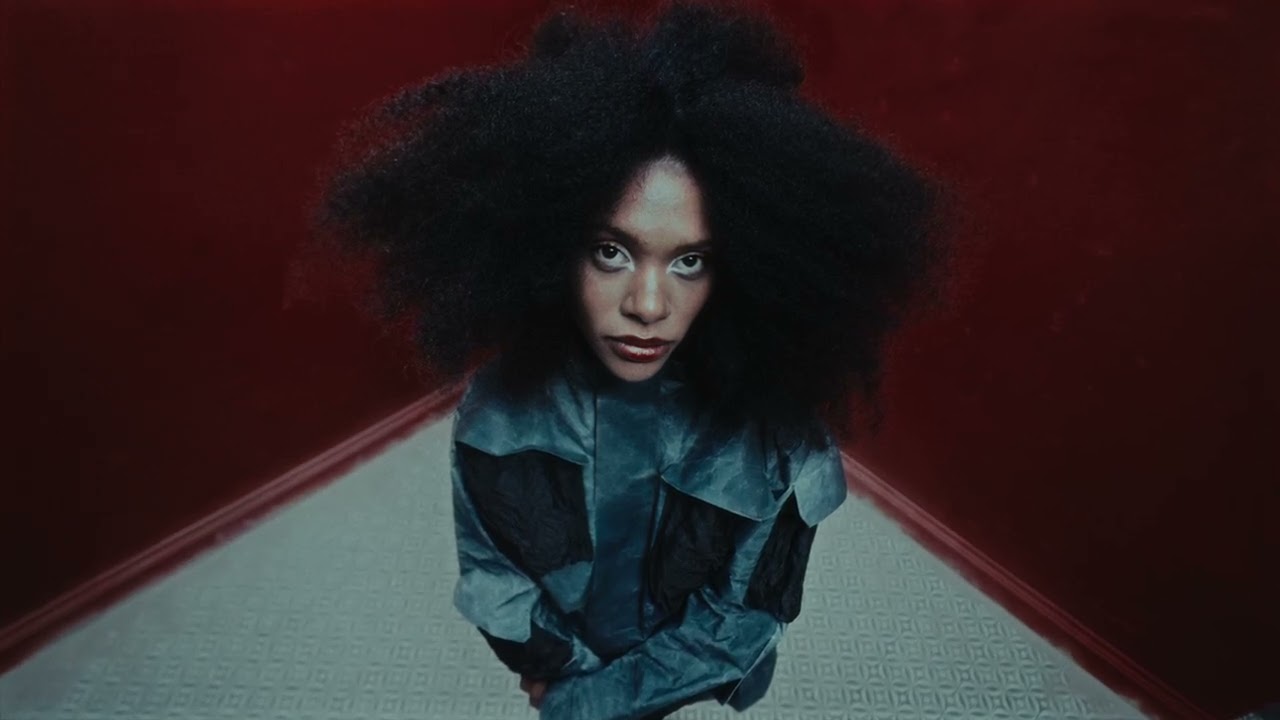 YouTubeでChasing Thrillsを視聴 YouTubeでChasing Thrillsを視聴