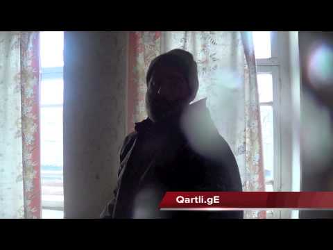 ბრეზენტით გადახურულ სახლს ათოვს