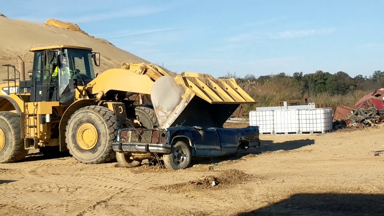 Cat 980 Loader Crushing A Pickup Youtube Cat 980 Loader Crushing A Pickup Youtube
