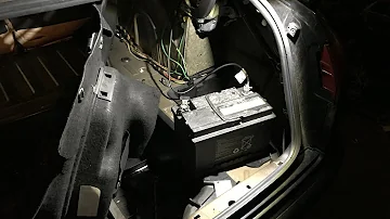 Où se trouve la batterie de ma Peugeot 607 ?