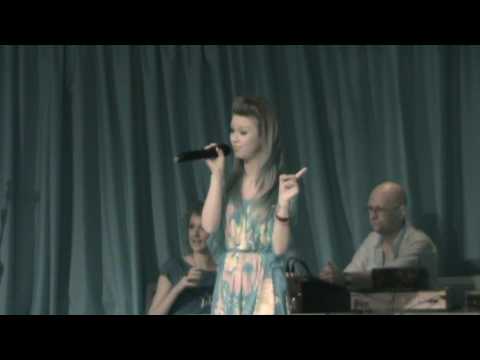 fantastic talented young singer thea kate singing ...