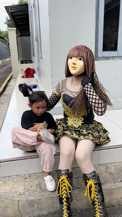 Rika lagi iket rambut Alika
