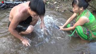 Survival Skills - Primitive Skills Build Fish Trap From Stone - Catch Big Catfish #2