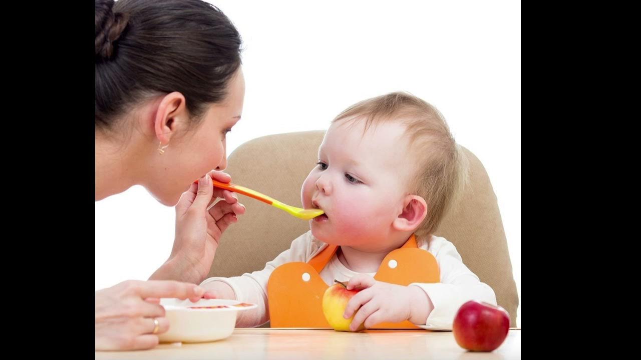 Feeding tube перевод. Ребенок с ложкой. Мама кормит малыша с ложечки. Feeds или feeding. Feeding children in cleft palate cleft lip.