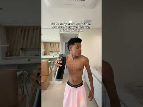 eu quando to sozinho em casa e alguém começa a bater na porta: